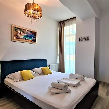 Alexis Summerland Mamaia